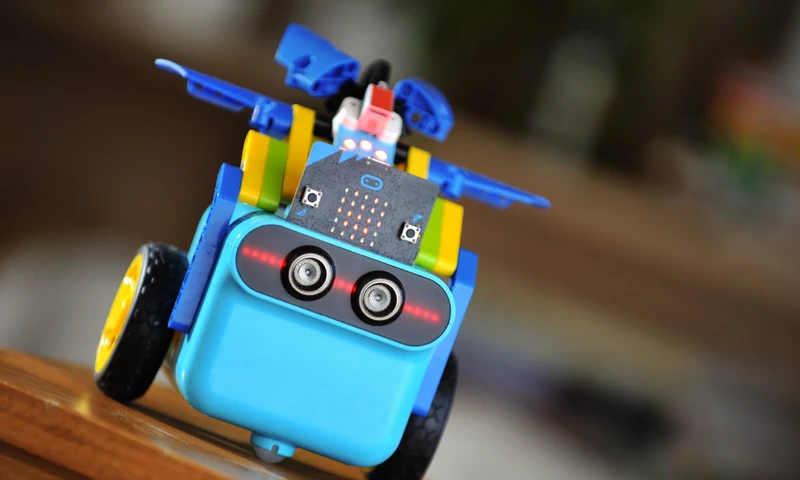 Robot TpBot con Micro:bit desplazándose sobre una superficie